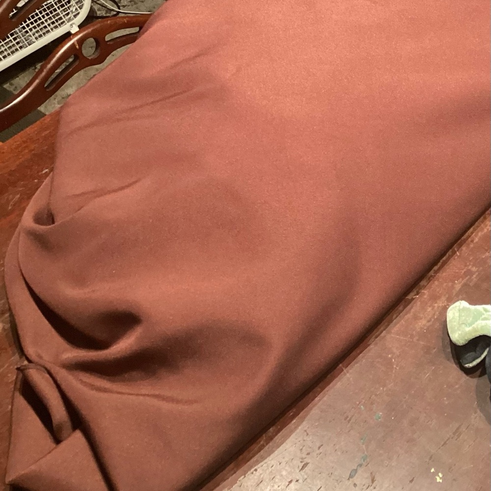 Elegant maroon or bergundy Fabric round tablecloths - Picture 3 of 3